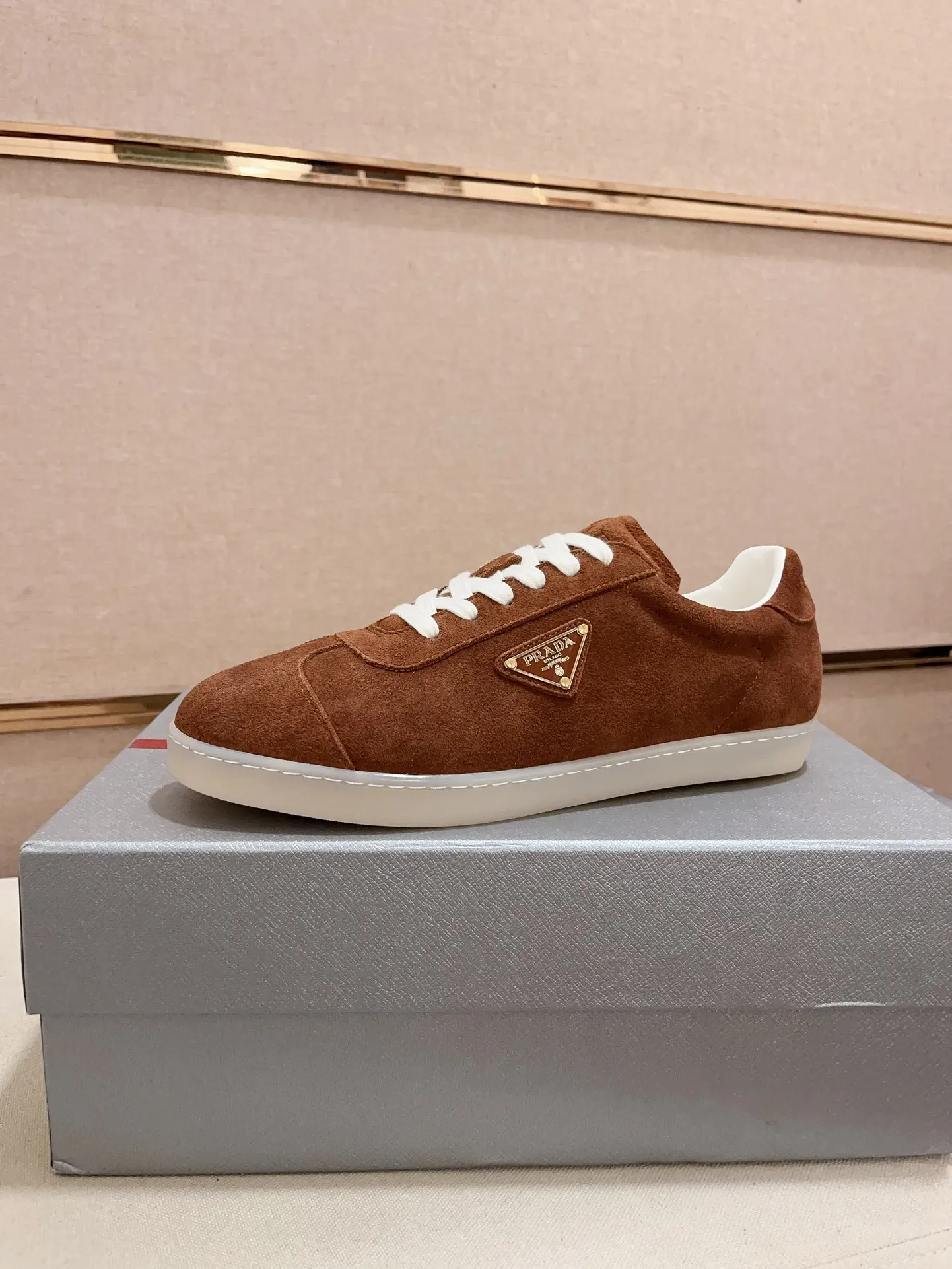 Men's Men's Shoes 💰 500💰 ✔️✔️✔️Higher version High-quality new PRADA (Prada) counters are launched simultaneously. The new men's shoes and 😘fabrics are made of high-tech glue-making technology. Lining: Full cowhide lining. 👍🏿 High-end ☄️ air-cushion molded anti-slip rubber outsole, exquisite lines, simple and elegant, comfortable and high-end for leisure travel. Code number: 38 to 44 (45 can be customized and cannot be returned or exchanged)